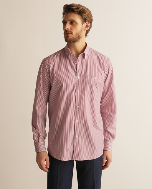 pantalon gris camisa roja hombre