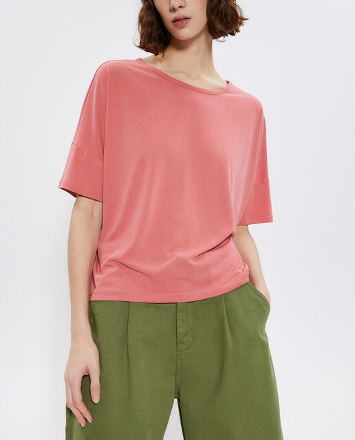 Camiseta fluida de mujer con escote redo