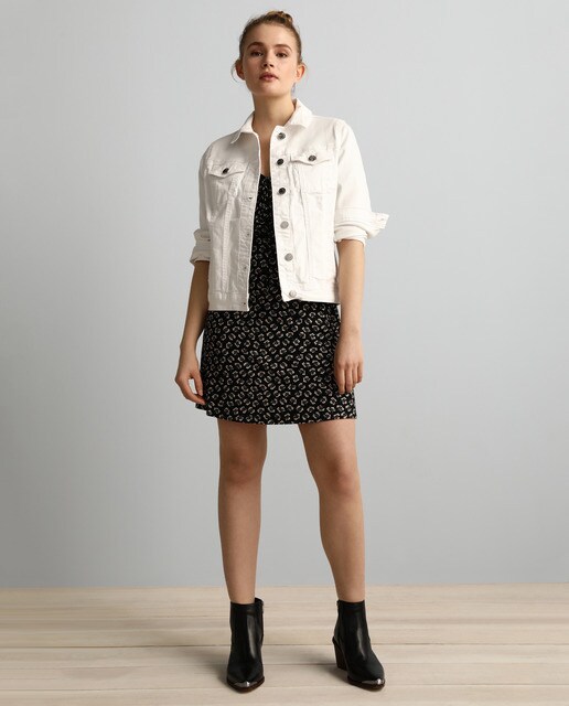 Vestido con volantes y lazada