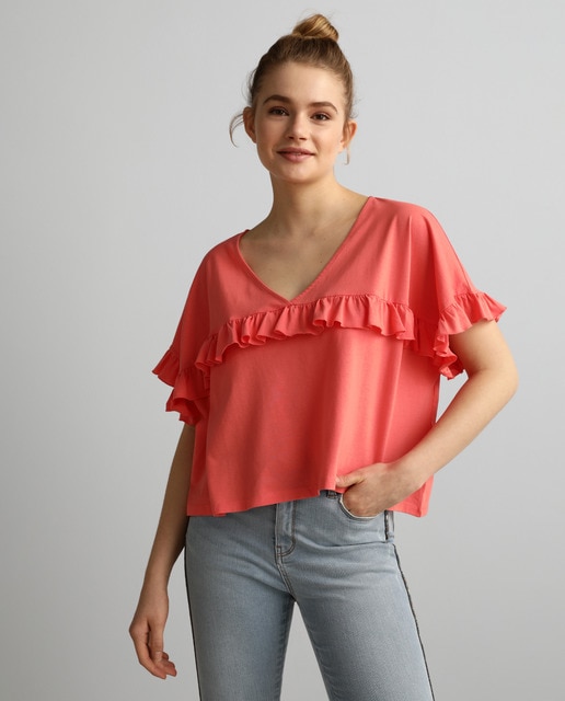 Camiseta de mujer con cuello pico y vola