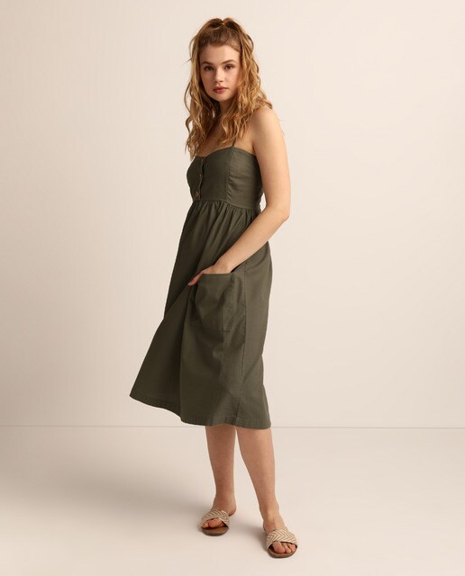 Vestido de tirantes con botones