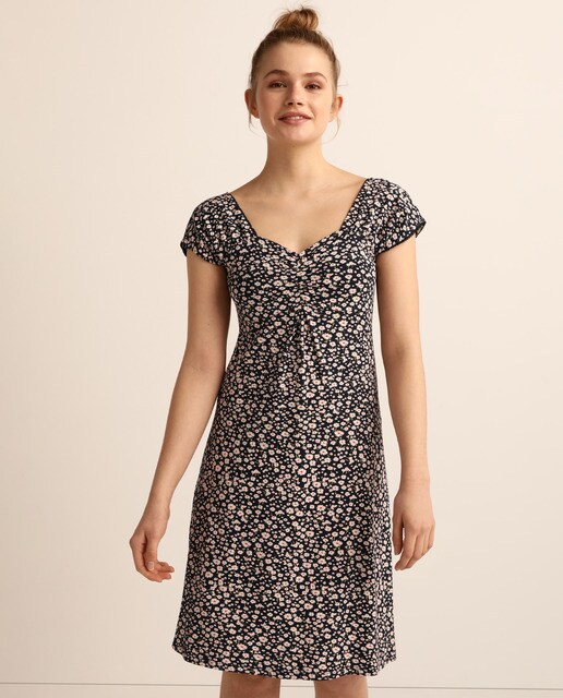 Vestido de flores con escote fruncido
