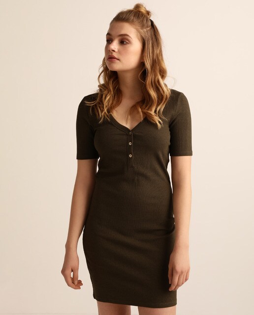 Vestido canalé escote pico