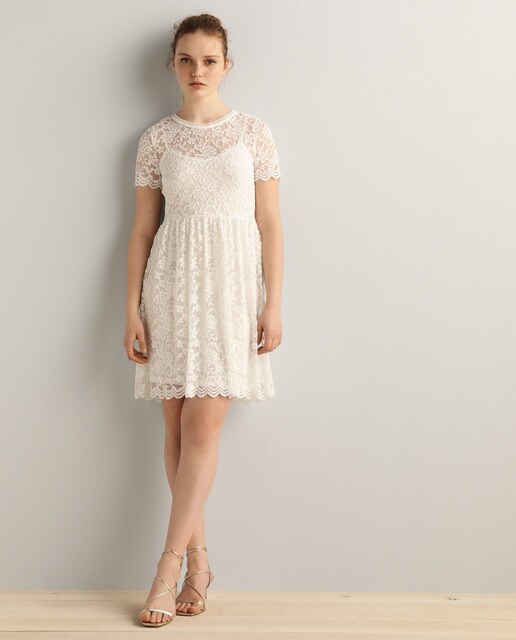 Vestido corto con encaje y manga corta