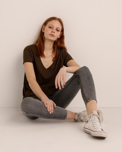 Camiseta de mujer con manga corta y esco