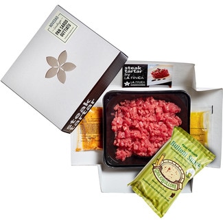 Steak Tartar marinado de vacuno joven Dos Primaveras bandeja 160 g + 25 ml salsa clásica  + 15 ml aceite de oliva virgen extra + 40 g pan Guttiatu - La Finca