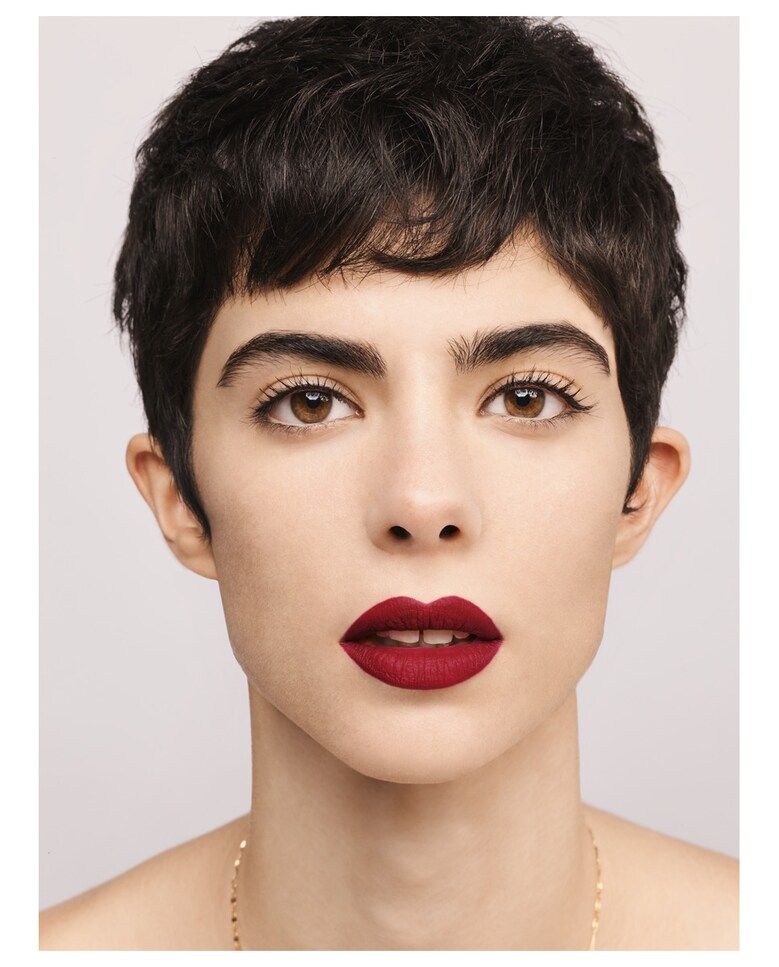 Barra de Labios Fabulous Kiss The Lipstick Efecto Mate Carolina Herrera 415 Birthday Red-5