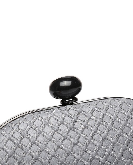 Clutch de fiesta semiovalado Abbacino en plata con logotipo metálico ·  Abbacino · El Corte Inglés