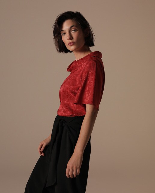 Top de mujer con cuello cisne y topos a