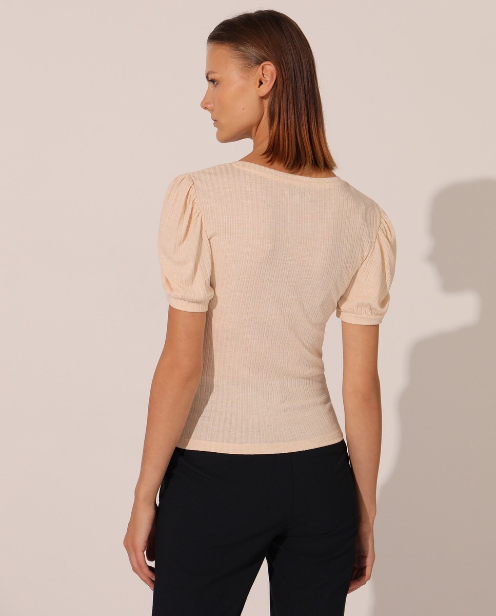 Camiseta de mujer con cuello caja y mang