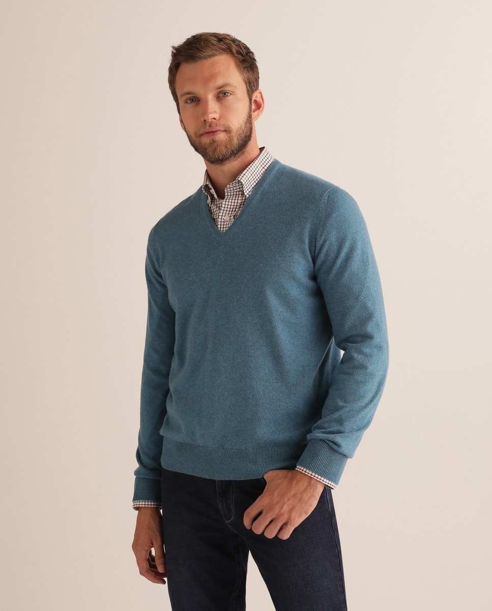Jersey de cashmere de hombre turquesa con el cuello de pico · Mirto