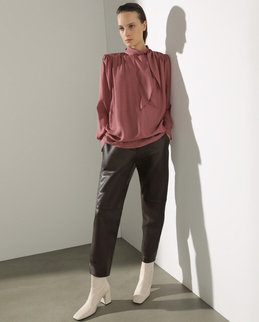 Blusa fluida de mujer con lazo en el cuello · Woman Limited Blusa lazo cuello burdeos The Valeria | Moda Mujer