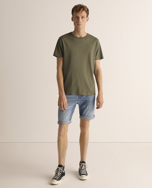 Imagen 0 de Bermuda de hombre de fit regular y tiro medio azul índigo