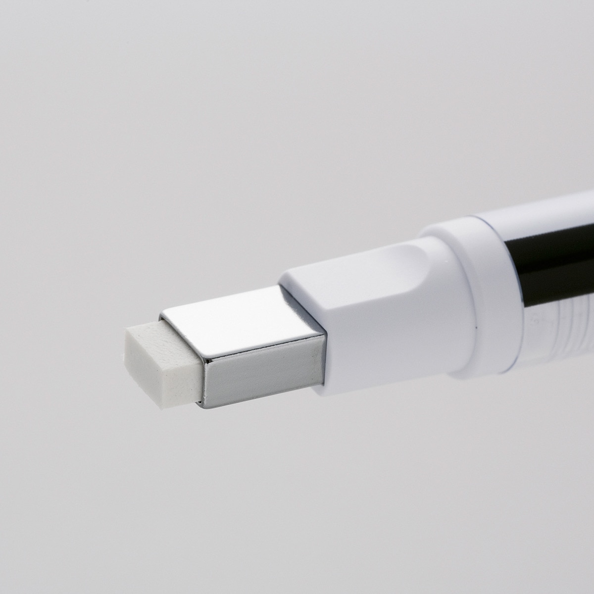 Portagomas Precisión MONO ZERO Punta Rectangular Tombow Blanco, Azul y Negro 2
