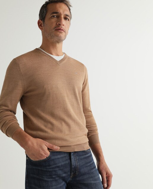 Jersey de hombre camel con el cuello de pico · Roberto Jersey cuello pico lana marrón Hombre | Roberto Verino