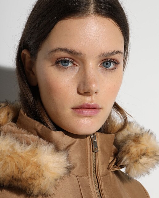 Parka satinada de mujer con capucha