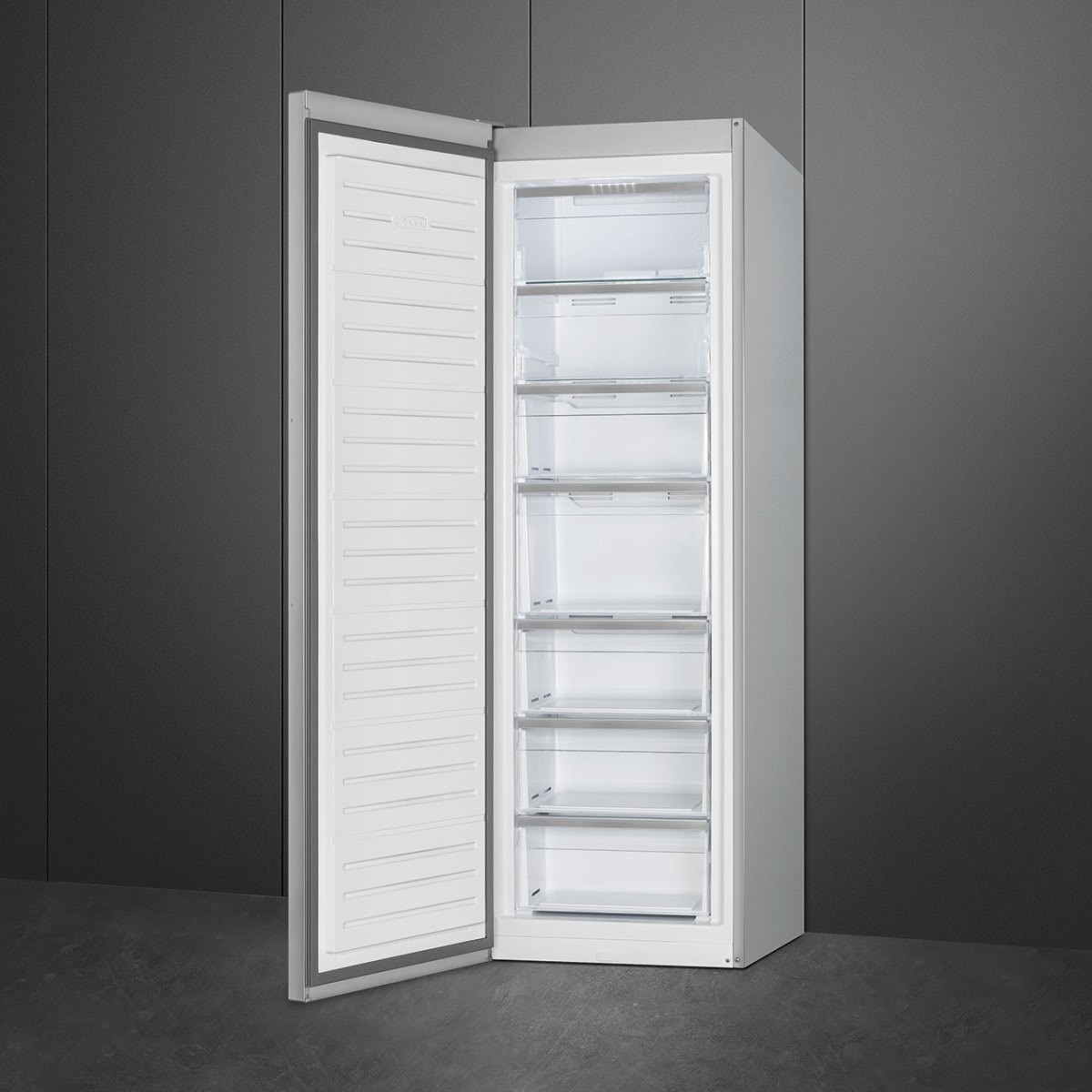 Arca Congeladora Vertical Smeg Universal FF18EN3HX No Frost com Dobradiças à esquerda e de 186 cm - Aço Inox Aço inoxidável-2