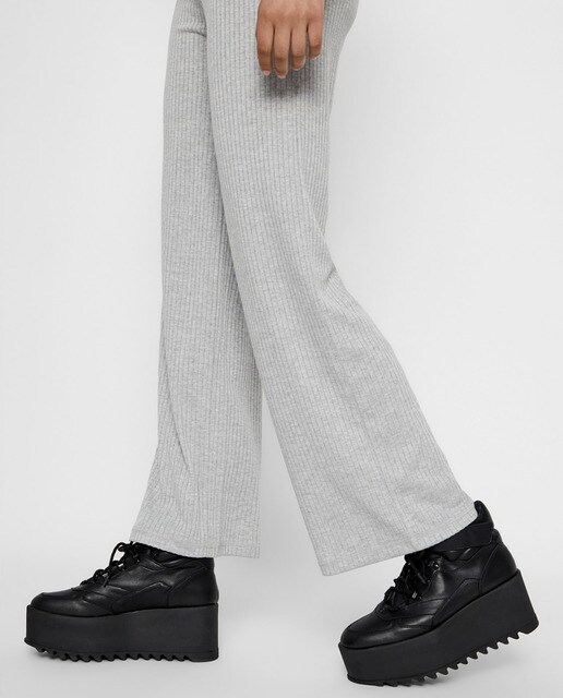 Pantalones acampanados tiro medio de mujer · Pieces · El Corte Inglés