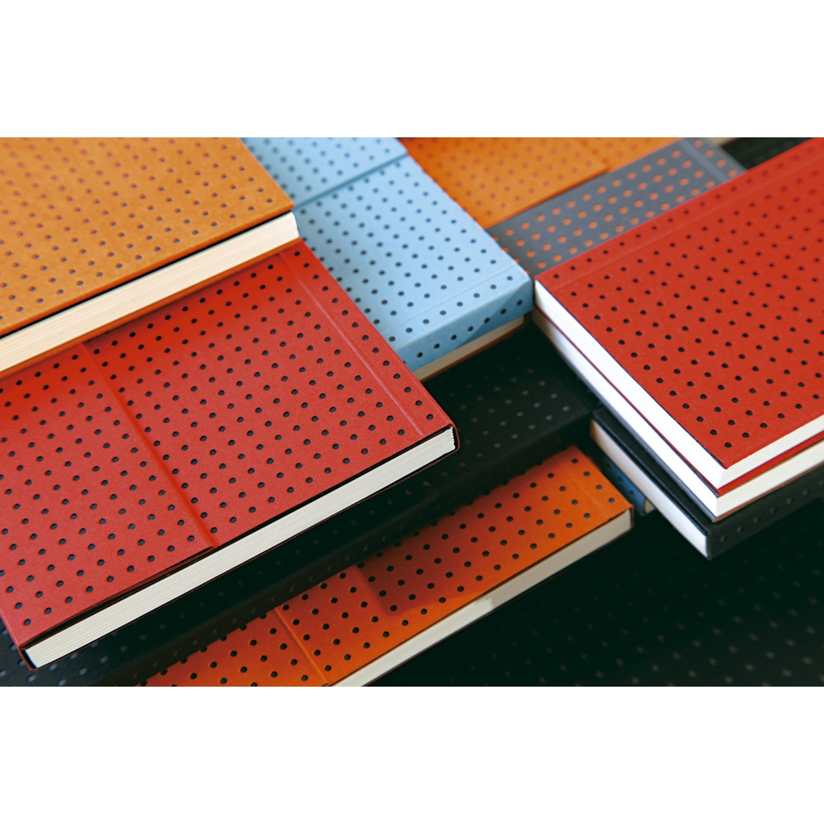 Libreta Lisa A6 Circulo Paper-Oh Gris sobre Naranja 3