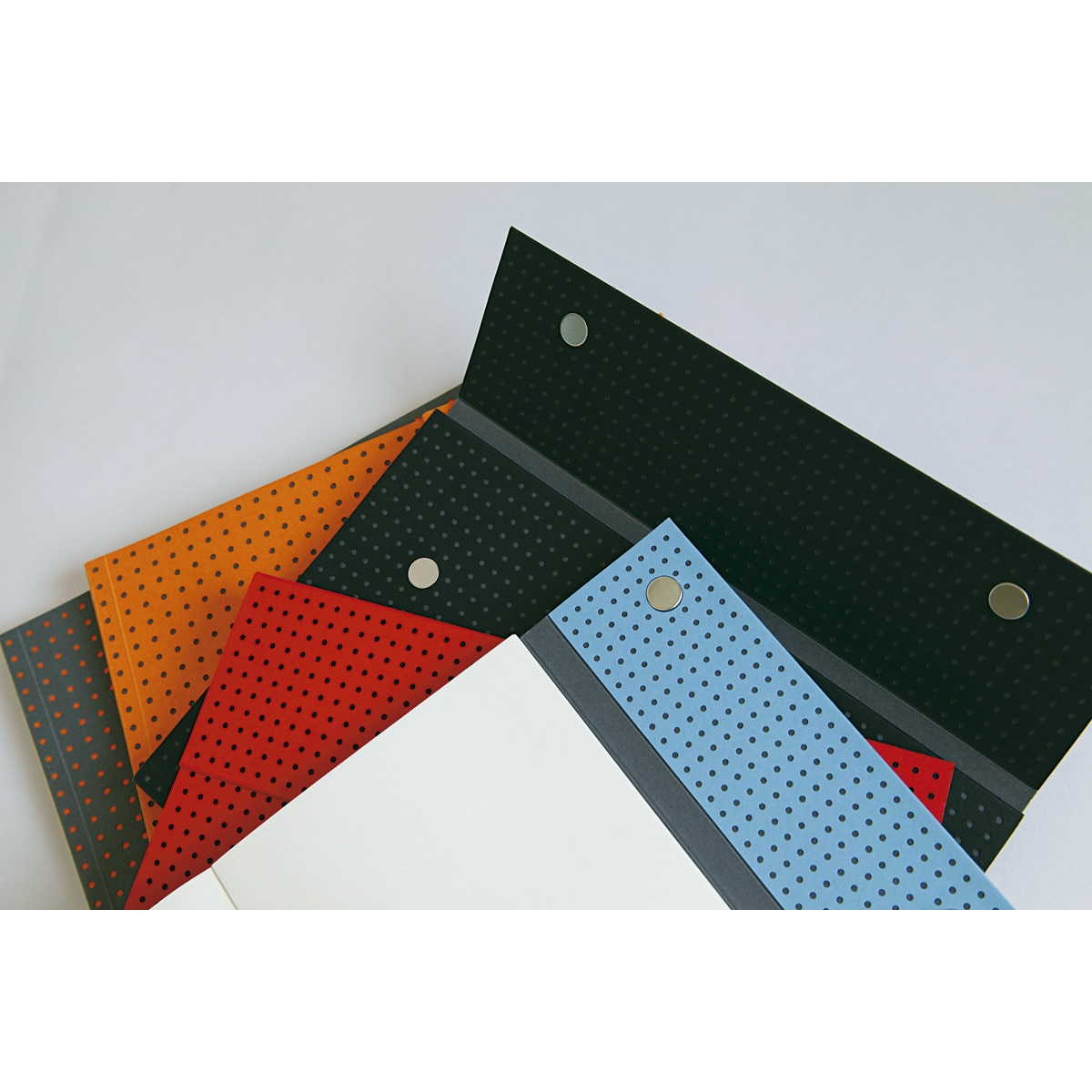 Libreta Rayada A6 Circulo Paper-Oh Negro sobre Gris 4