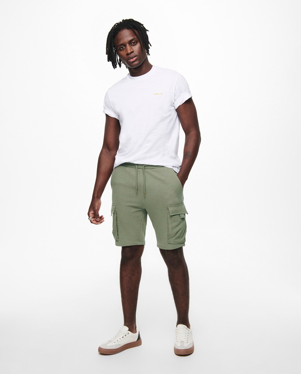 outfit bermuda verde hombre