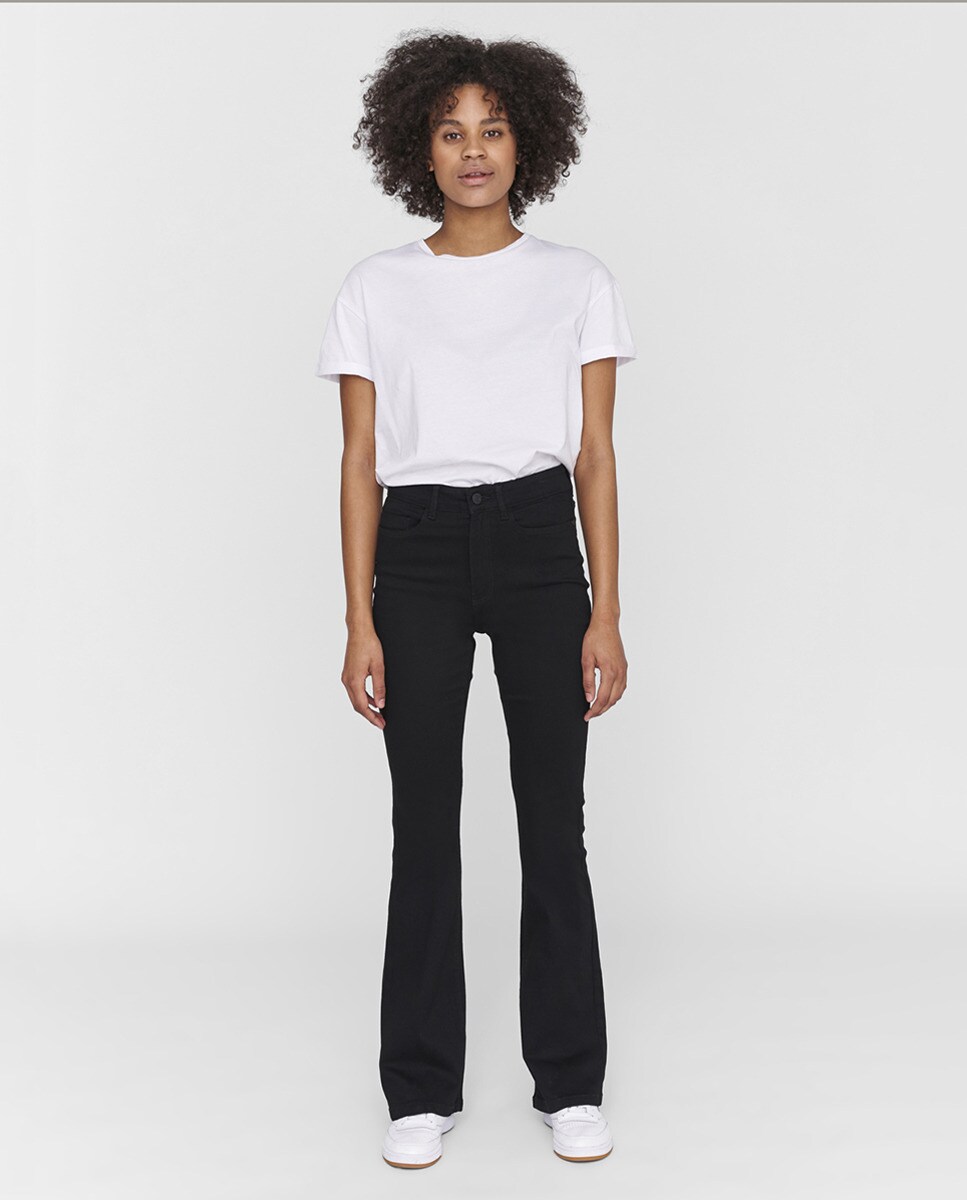 Jean taille haute jambe légèrement évasée