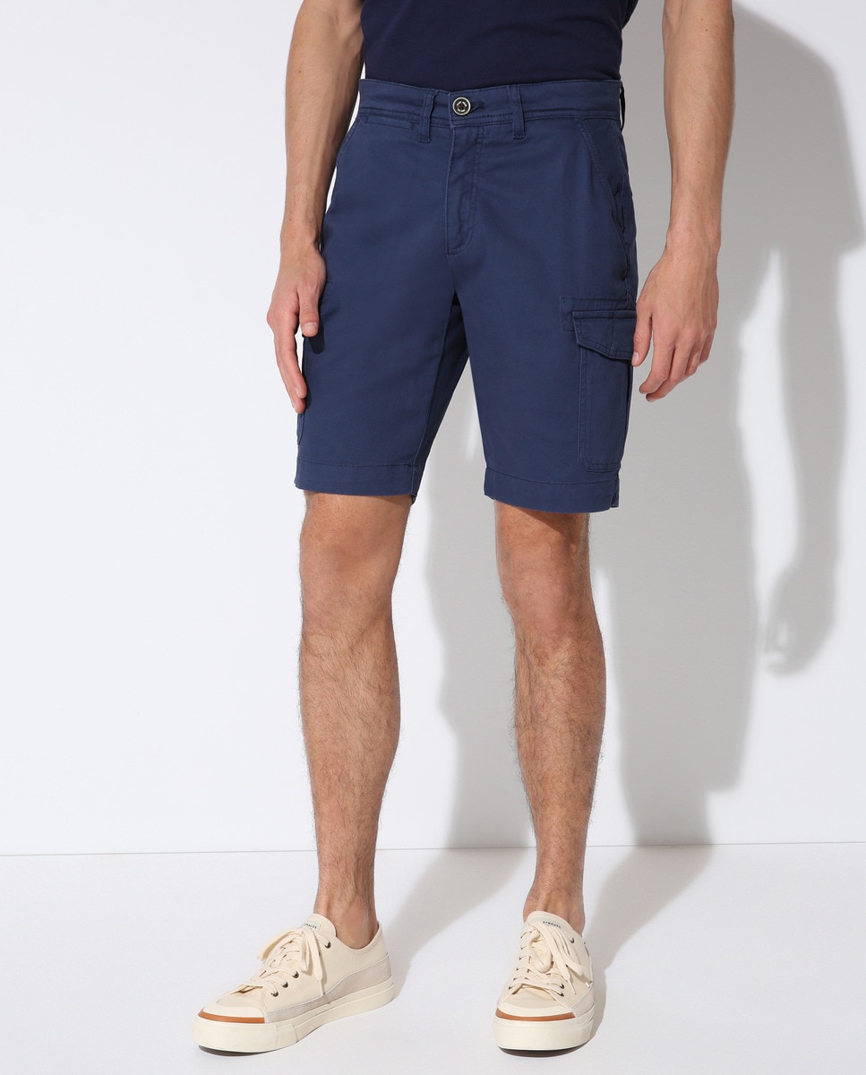 outfit bermuda azul marino hombre