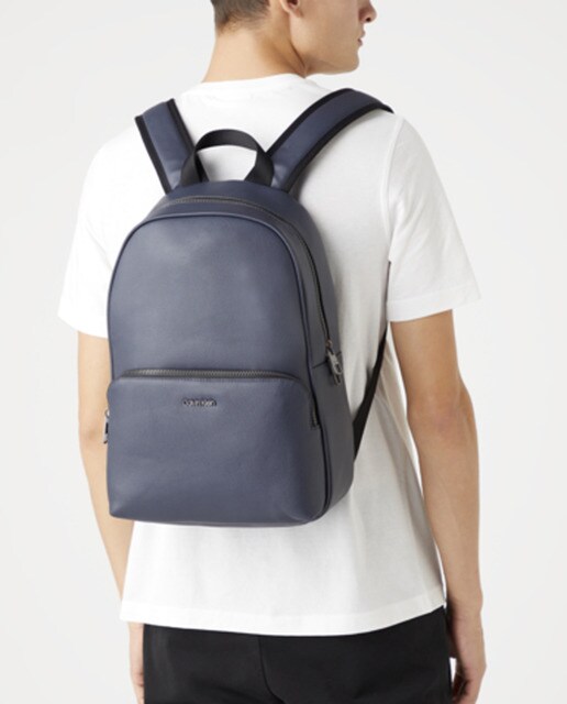 Mochila de hombre Calvin Klein en azul marino con cremallera y espacio para  portátil · Calvin Klein · El Corte Inglés