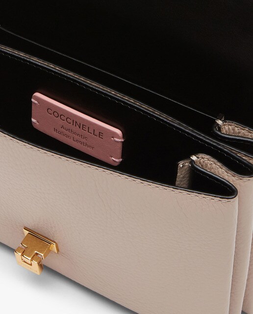 Bandolera pequeña de mujer Coccinelle de piel en rosa claro con asa de  cadena · Coccinelle · El Corte Inglés
