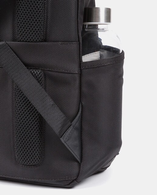 Mochila de hombre Piquadro en negro con cremallera y espacio para portátil  · Piquadro · El Corte Inglés