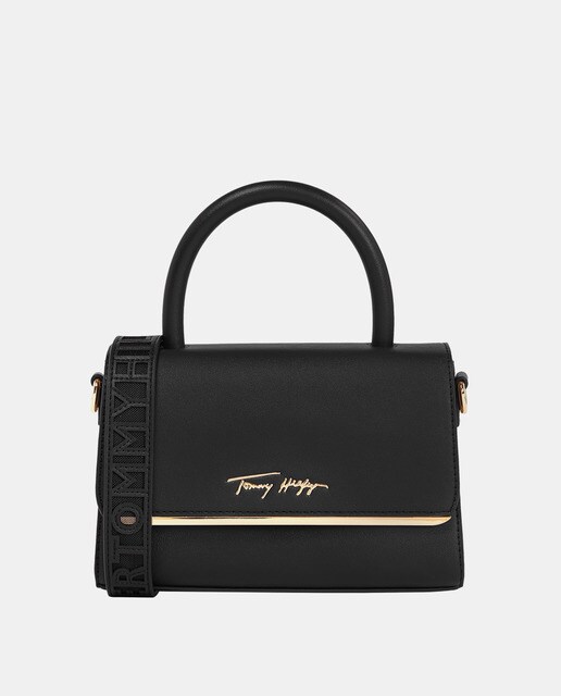 Bolso de mano pequeño en negro con firma grabada en la solapa y asa  ajustable · Tommy Hilfiger · El Corte Inglés