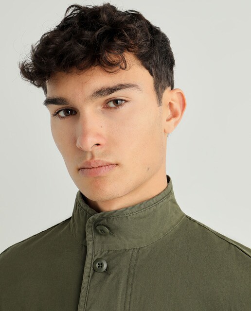 Chaqueta de hombre gris con multibolsillos · GAP · El Corte Inglés