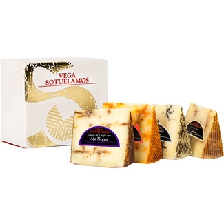estuche con 4 cuñas de queso curado de oveja elaborados con leche pasteurizada estuche 800 g ajo negro, boletus, trufa y mojo picón - Vega Sotuelamos