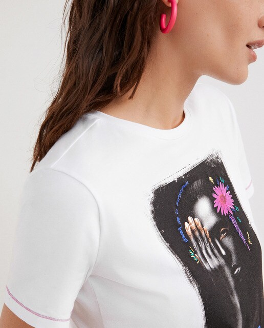 Camiseta de mujer con imagen y pespuntes · Desigual · El Corte Inglés
