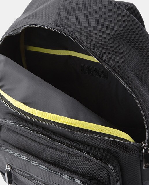 Mochila de color negro con cremallera y espacio para el portátil · Lacoste  · El Corte Inglés