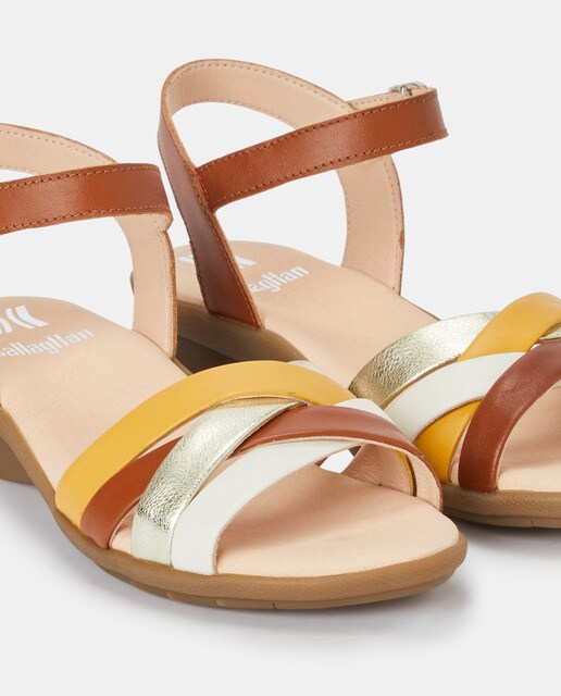 Sandalias planas de mujer en piel de color oro · Callaghan · El Corte Inglés