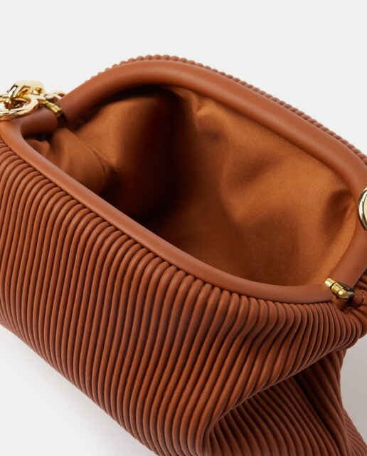 Bolso de fiesta plisado en camel con asa de cadena · LT · El Corte Inglés