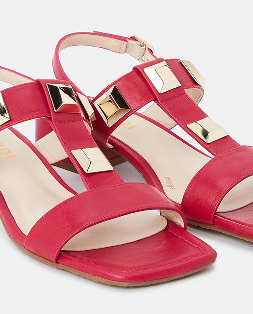 Sandalias planas con maxi tachas en piel de color fucsia · Lodi · El Corte  Inglés