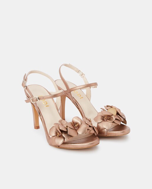 Sandalias de tacón de mujer en piel metalizada con destellos color cobre y  detalle de flores en la pala · Lodi · El Corte Inglés