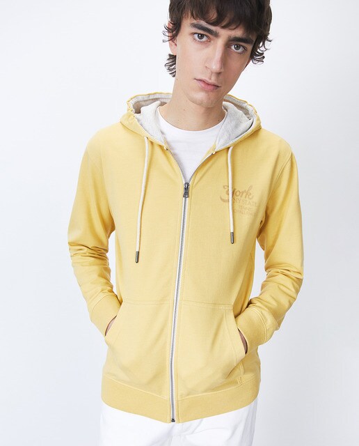 Chaqueta deportiva de hombre amarillo con capucha · Sfera · El Corte Inglés