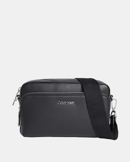 Imagen 0 de Bandolera pequeña lisa en negro con cierre de cremallera