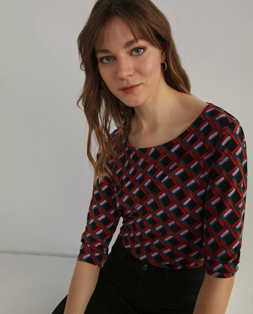 CAMISA MUJER DE PUNTO FINO URBAN CON ESTAMPADO GEOMÉTRICO Y ESCOTE FANTASIA  EN COLOR BLANCO - La Corona Moda