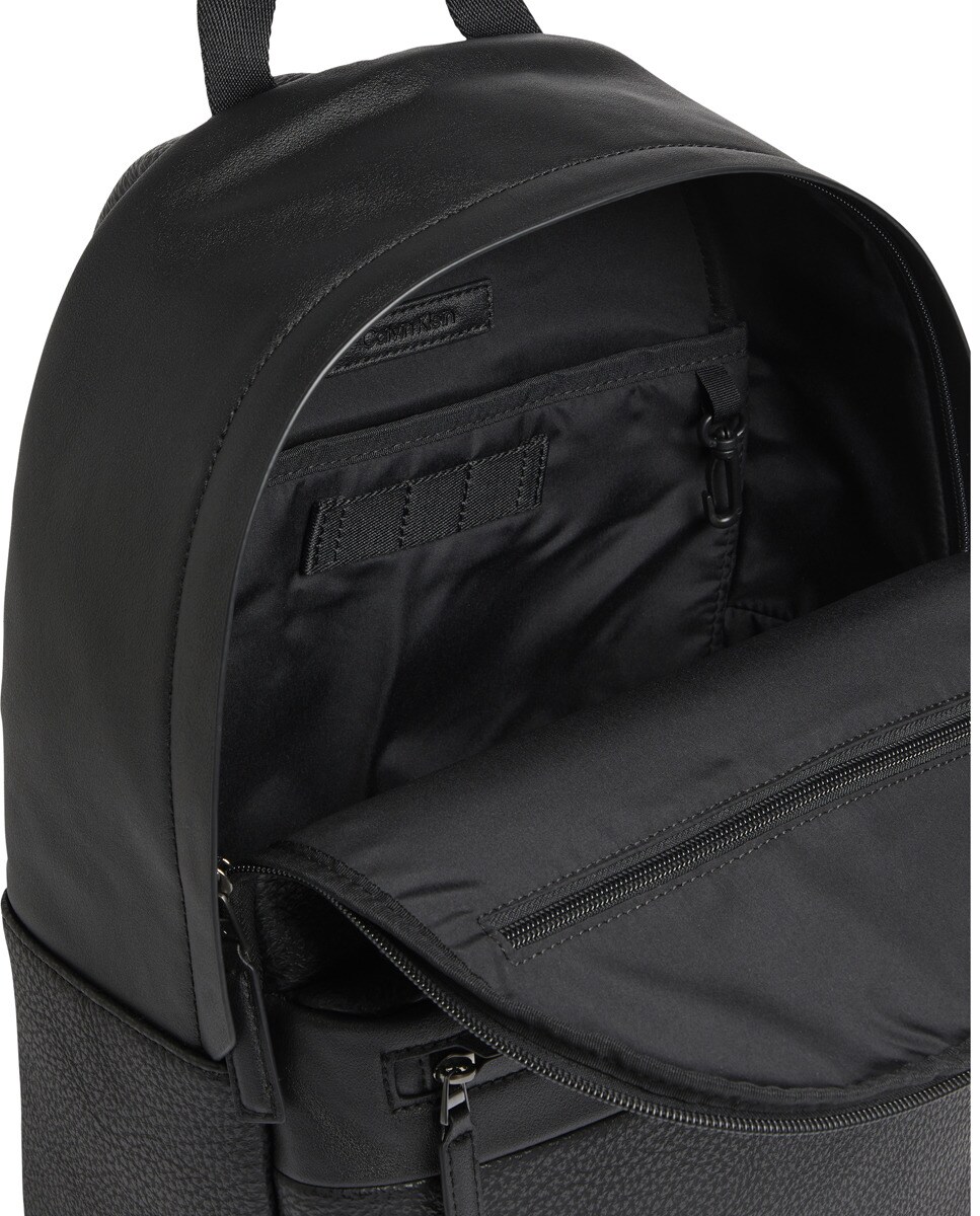 Mochila en negro con cremallera · Calvin Klein · El Corte Inglés