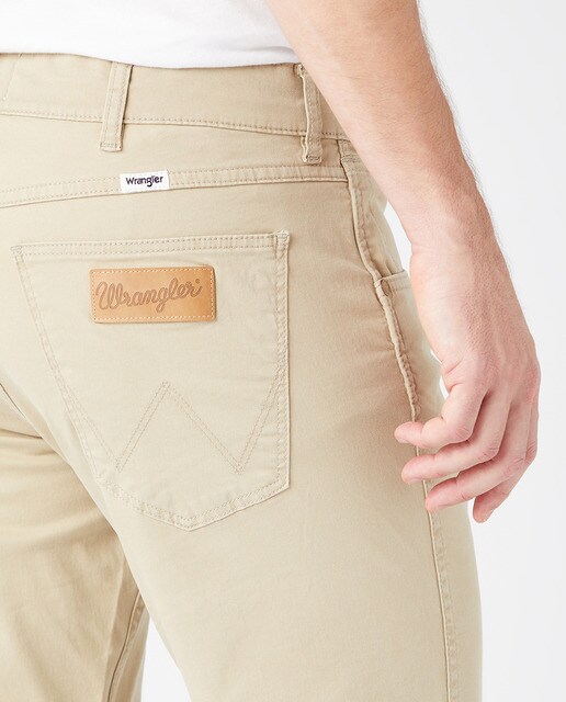 Pantalón cinco bolsillos de hombre regular Greensboro beige · Wrangler · El Corte  Inglés