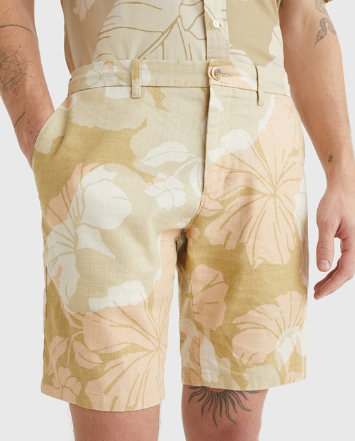 Imagen 0 de Bermuda de hombre con estampado floral