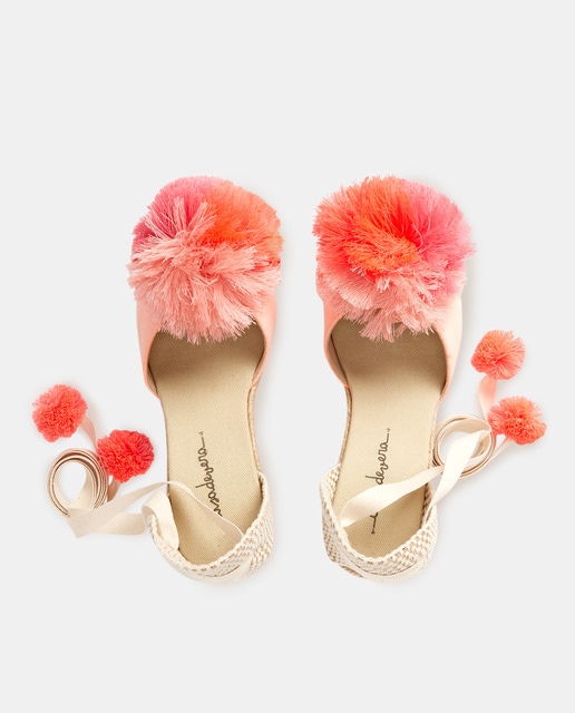 Alpargatas de cuña de mujer en algodón de color coral con pompón · Casa de  Vera · El Corte Inglés