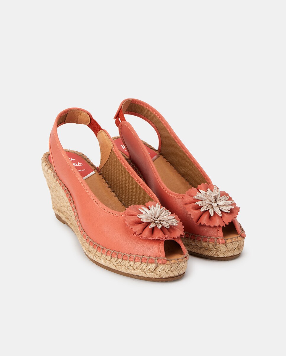 Alpargatas de cuña de mujer en piel coral con adorno flor al tono · Maria  Victoria · El Corte Inglés