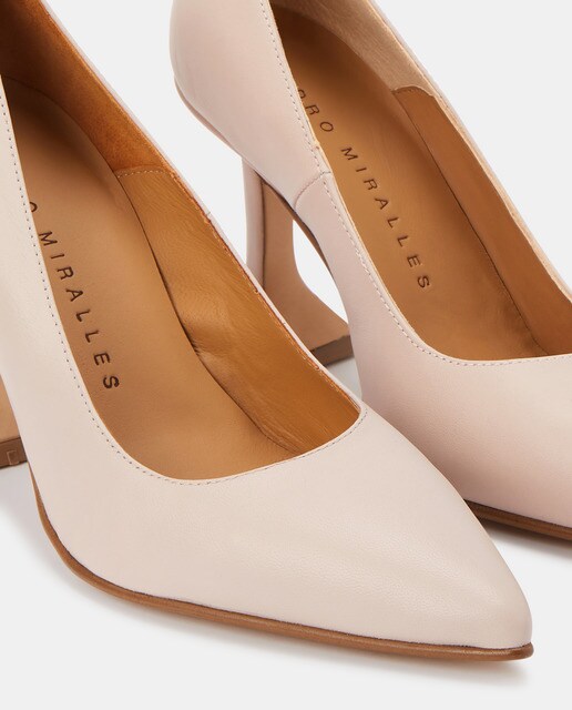 Zapatos de salón de mujer en piel nude con puntera afilada · Pedro Miralles  · El Corte Inglés