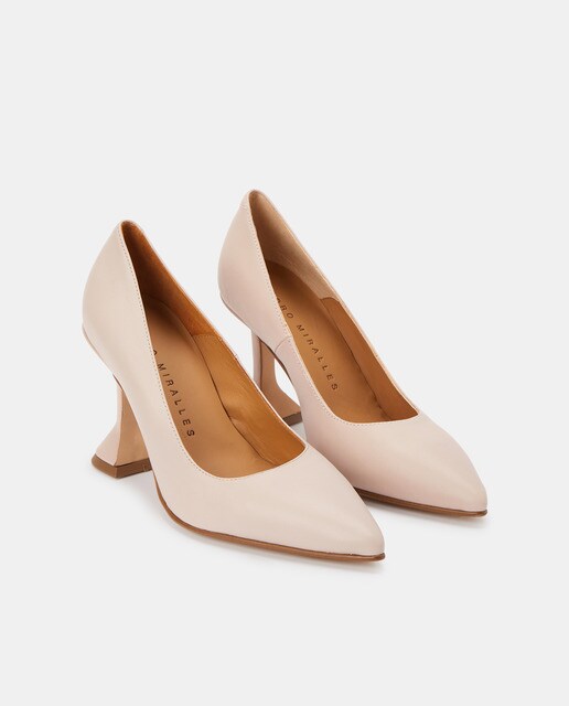 Zapatos de salón de mujer en piel nude con puntera afilada · Pedro Miralles  · El Corte Inglés