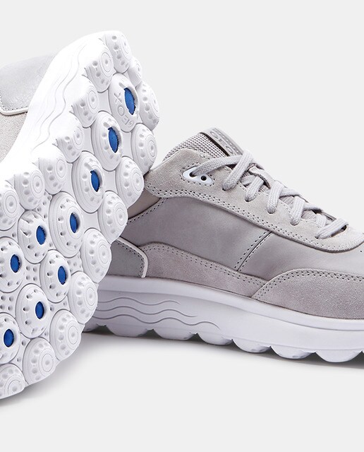 Zapatillas de hombre en piel transpirable de color gris claro con cordones  · Geox · El Corte Inglés